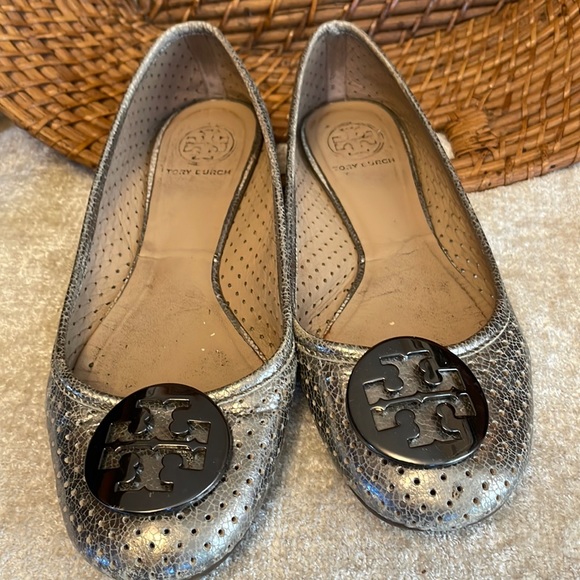 Tory Burch Silver Flats with Gunmetal Medallion - Picture 1 of 8